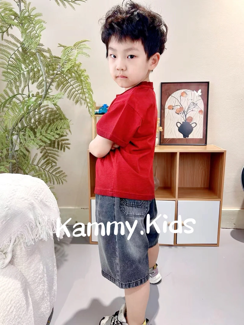 黑色牛仔裤搭配红色破洞短袖简单大气，妥妥潮男儿童夏装夏季童装