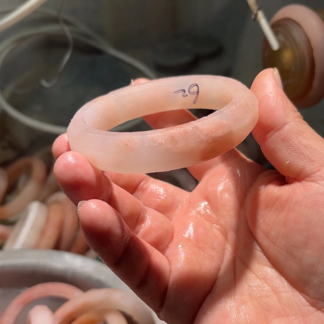 玩***猫石英质玉未镶嵌手镯