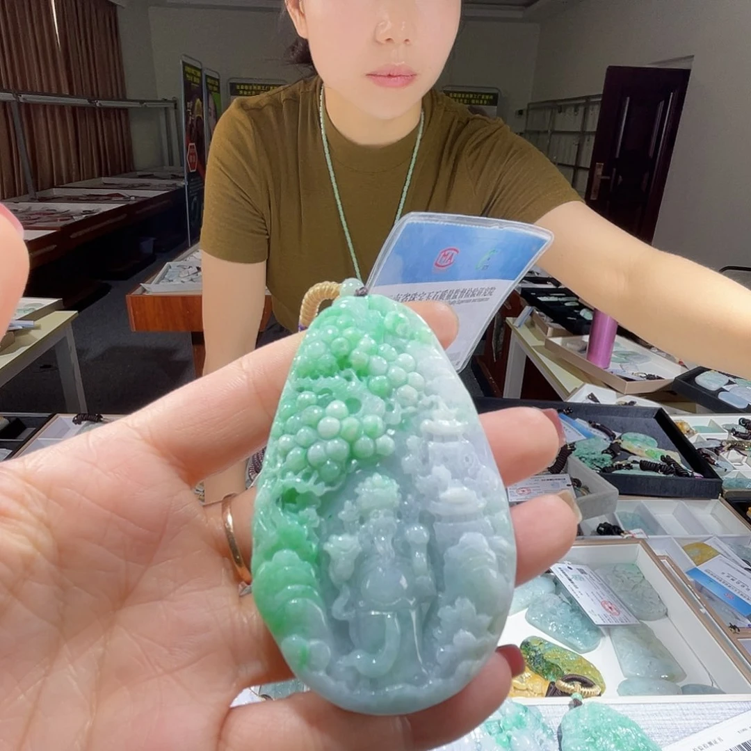 翡翠未镶嵌颈饰一个