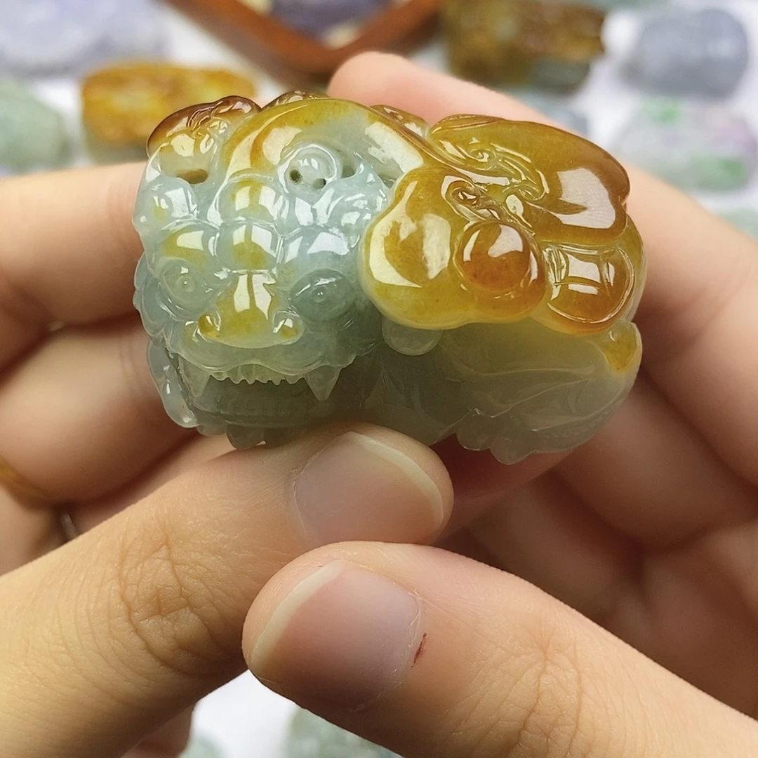翡翠未镶嵌颈饰貔貅