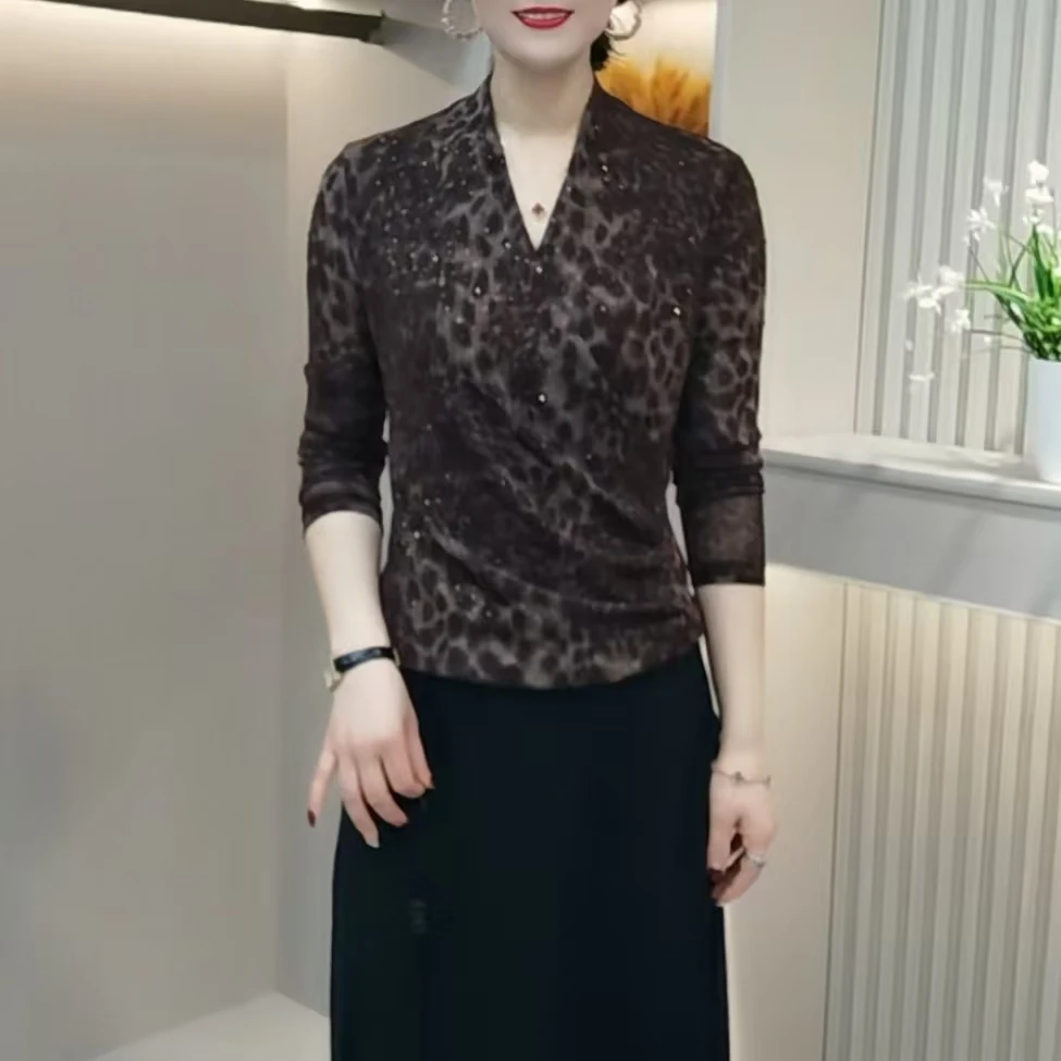 2025新款时尚洋气交叉领烫钻上衣百搭气质豹纹小衫