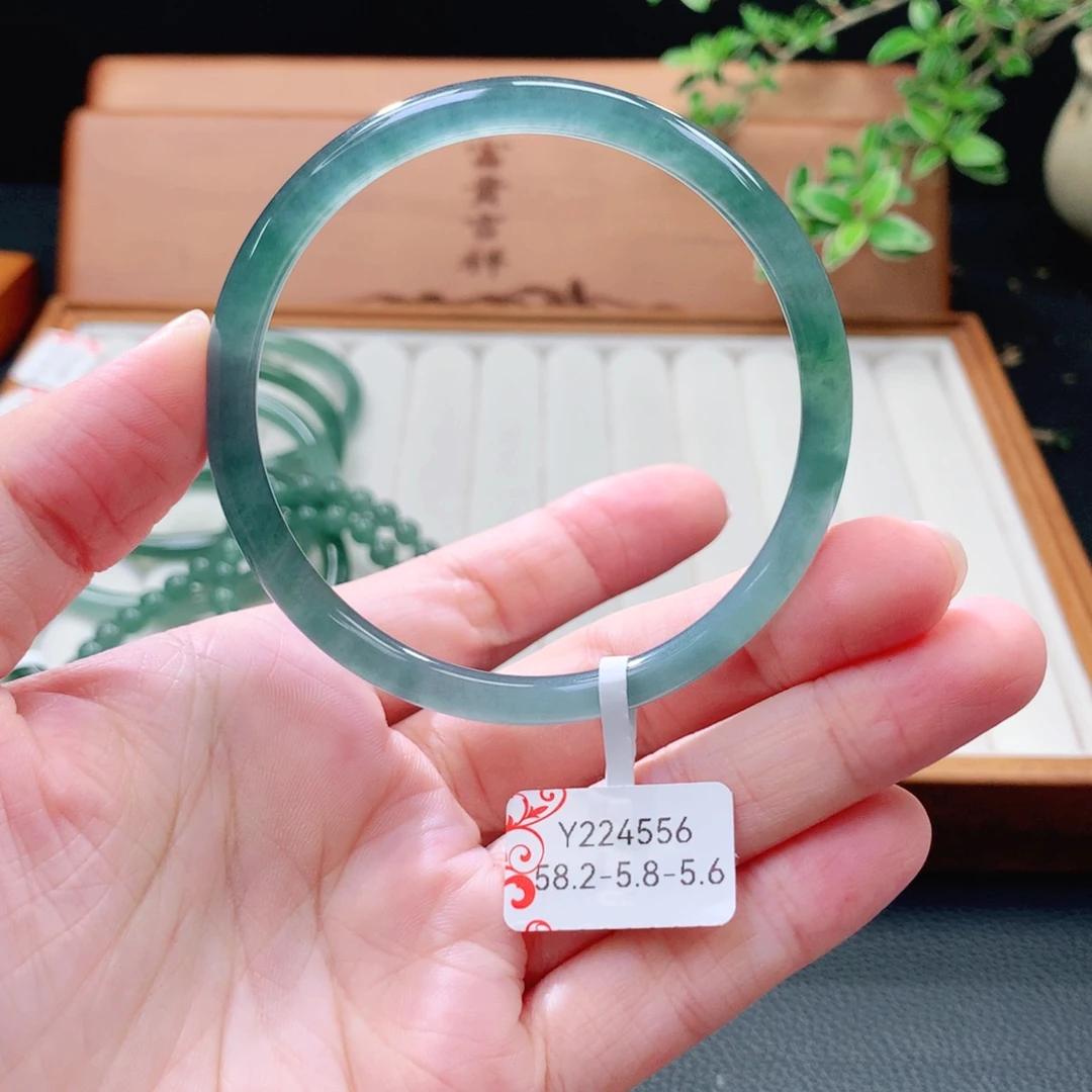 未镶嵌手镯（圆镯）翡翠