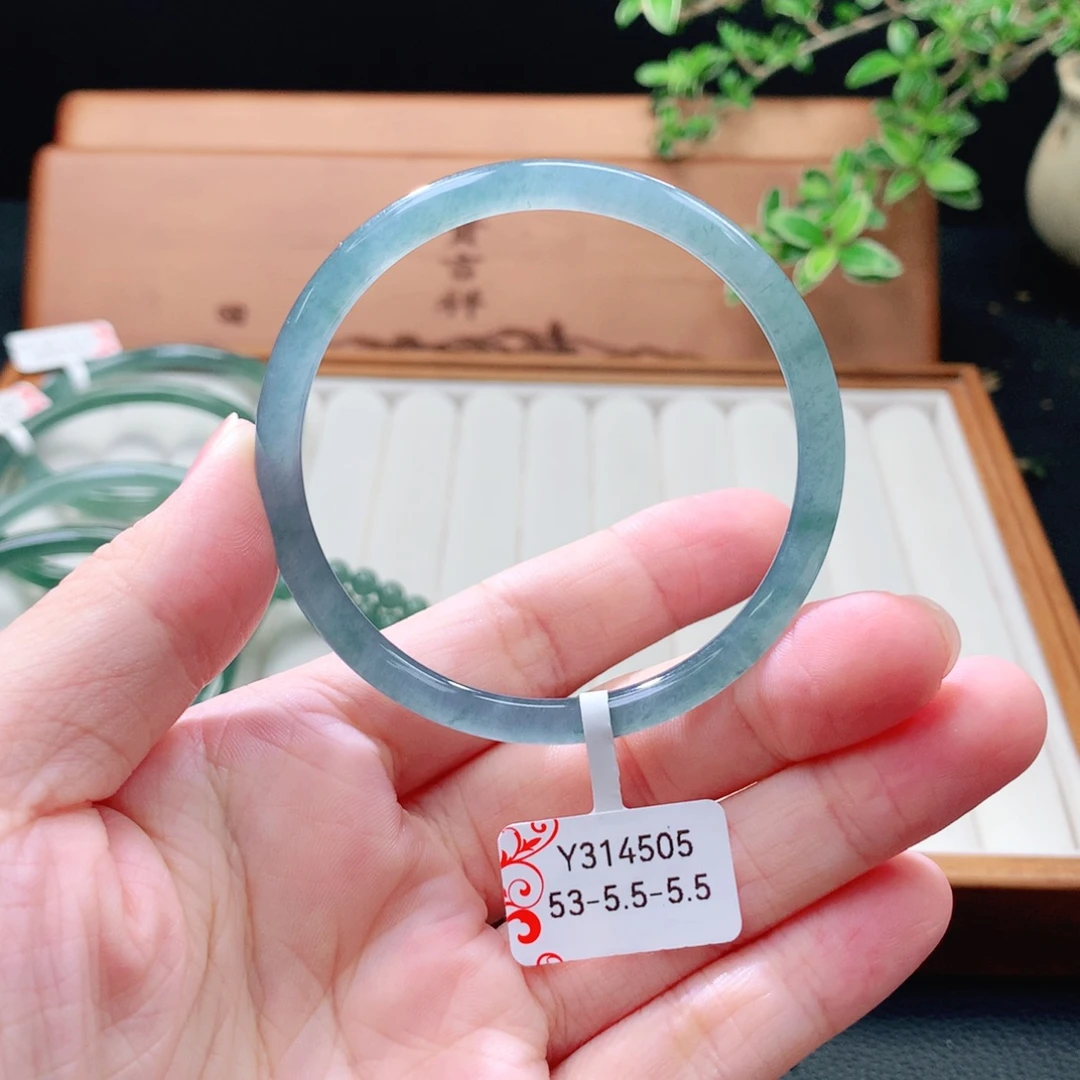 未镶嵌手镯（圆镯）翡翠