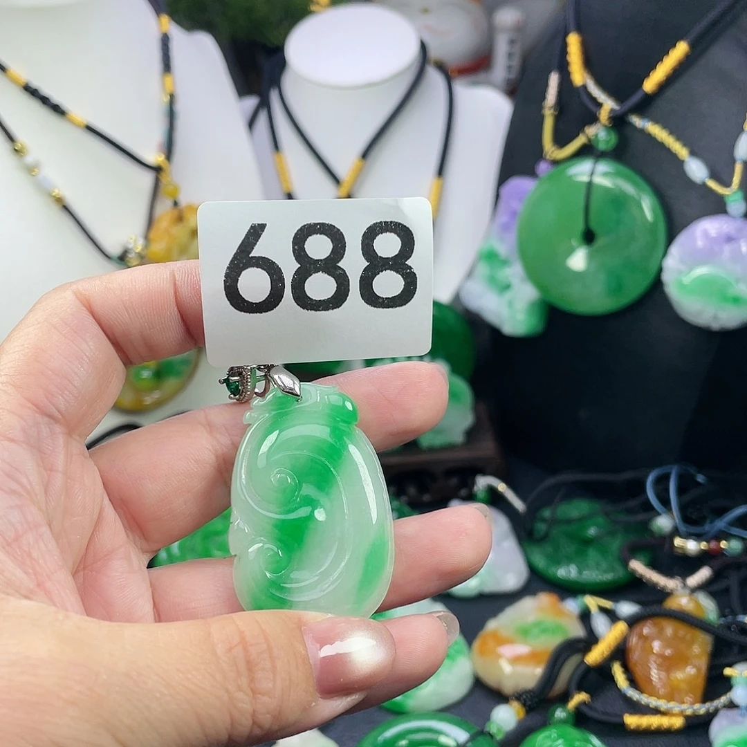 翡翠未镶嵌吊坠(赠链)