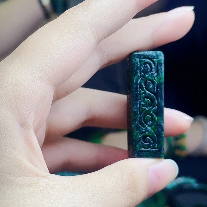 翡翠未镶嵌颈饰多样性