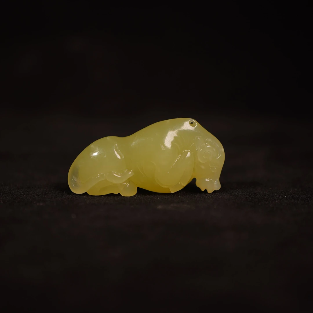 10O94  清  和田玉卧牛吊坠