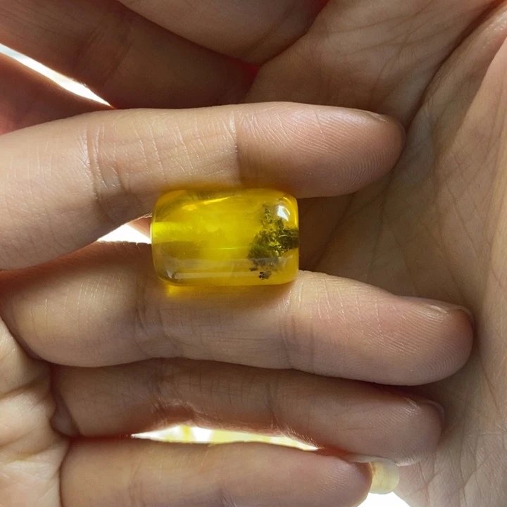 蜜蜡裸石未镶嵌清****）瑕疵2.8g