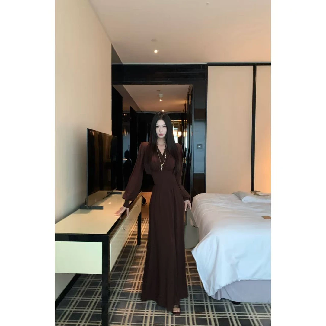 V领气质显瘦纯色连衣裙冬季新款时尚收腰复古长款裙