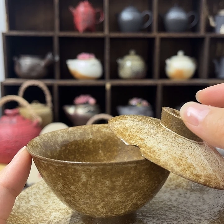 正品店和店外超市是同一时间出现