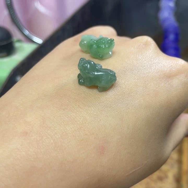 白***头定制翡翠未镶嵌边角料
