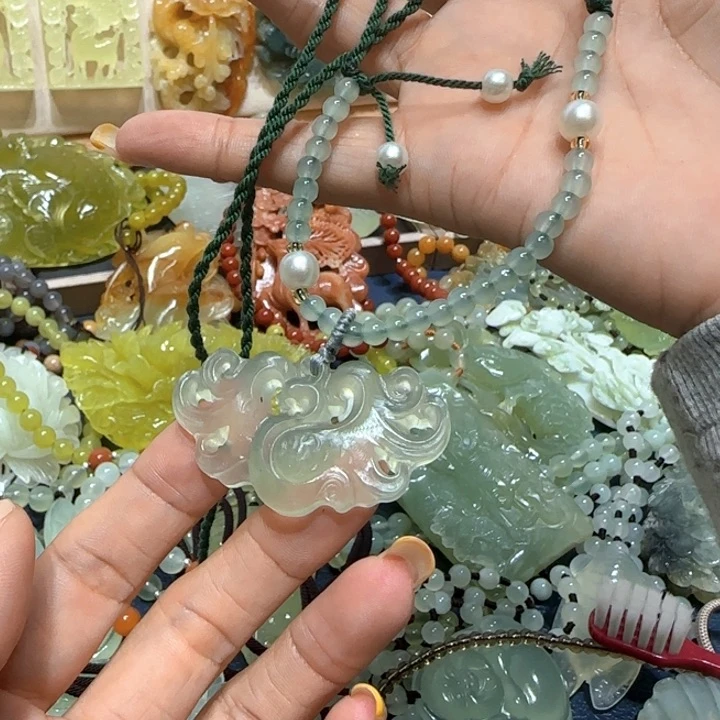 未镶嵌蛇纹石玉吊坠