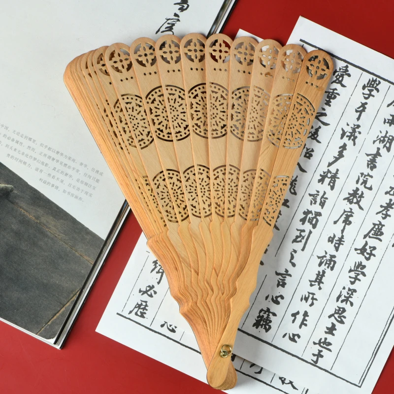 太行崖柏镂空雕花好月圆折扇