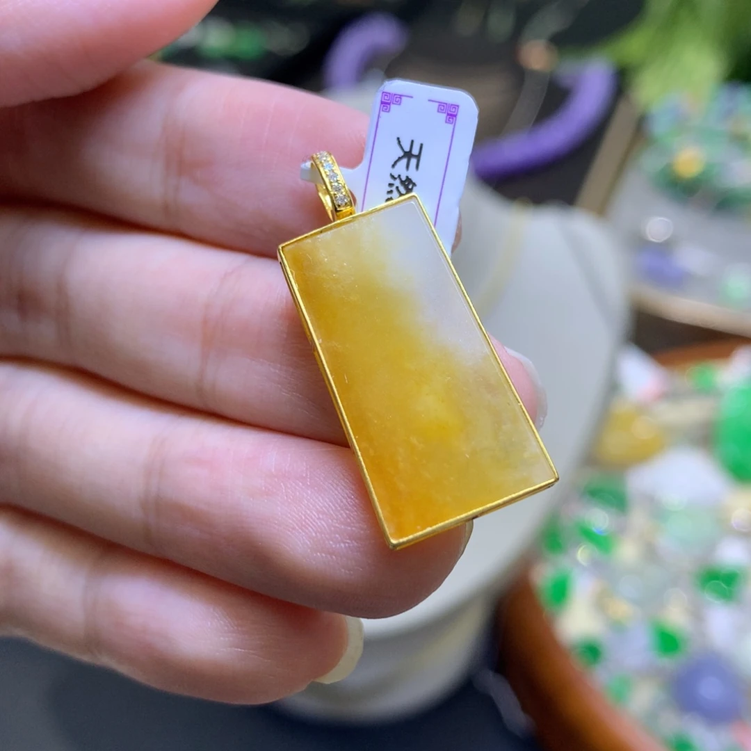 颈饰18K金镶嵌翡翠