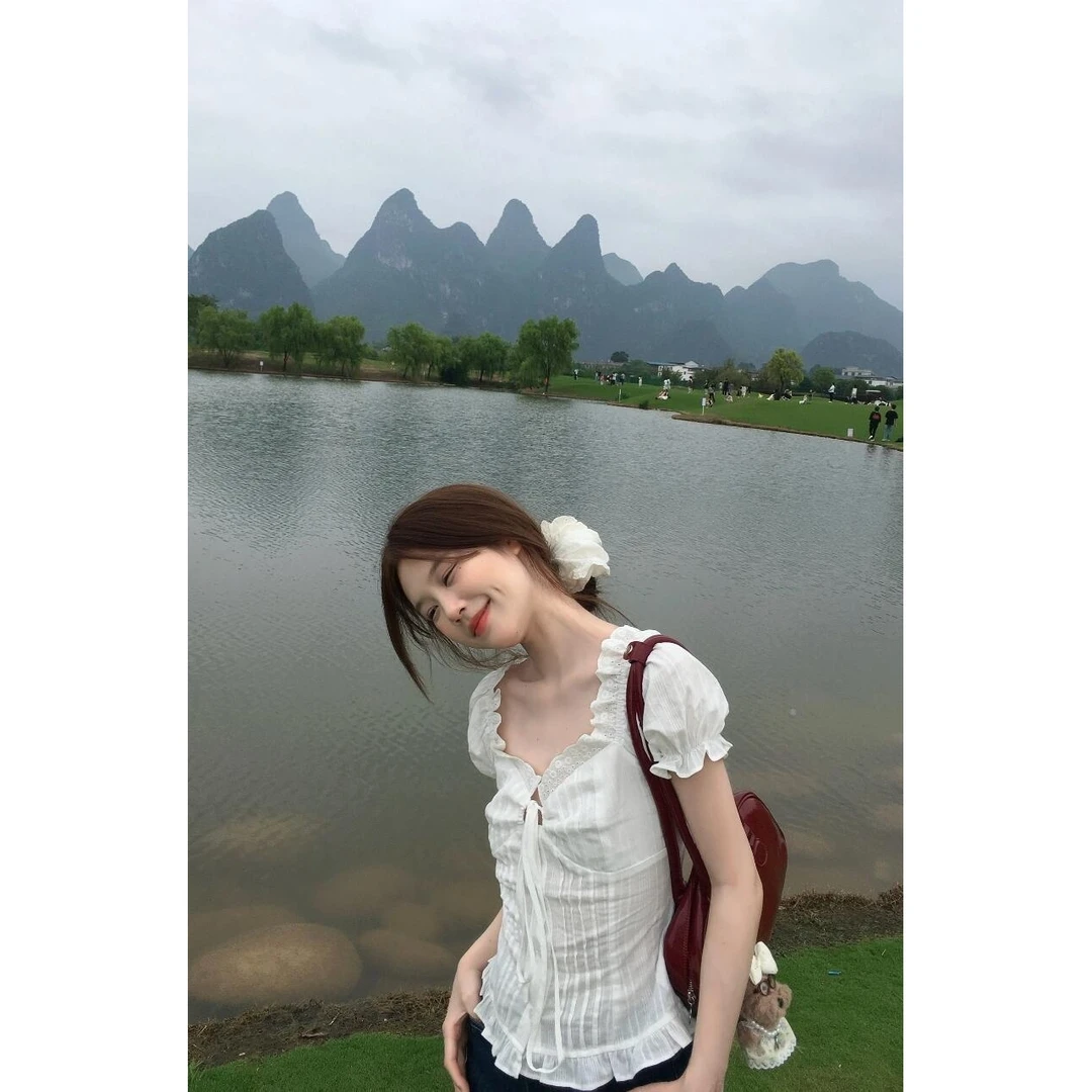 法式白色蕾丝花边泡泡袖衬衫女夏季韩系设计感甜辣妹独特收腰上衣