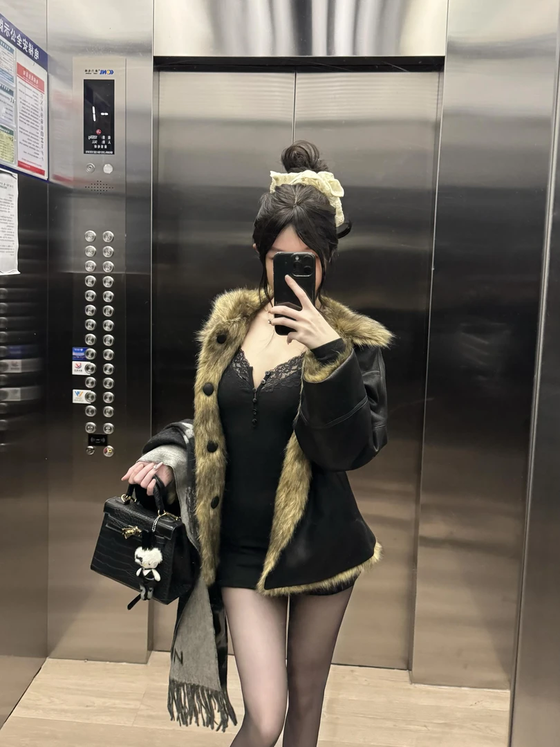 2025秋季新款美拉德正反两穿棕色毛毛拼接外套配蕾丝包臀短裙套装