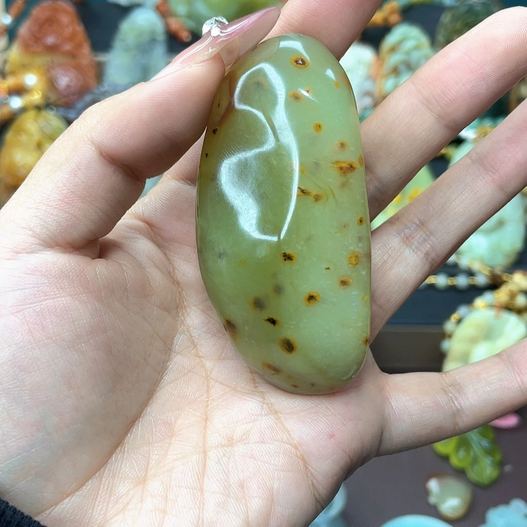 蛇纹石玉颈饰未镶嵌