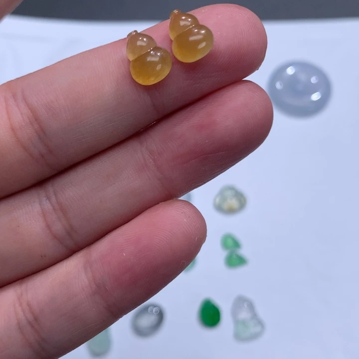 颈饰未镶嵌翡翠黄葫芦一对