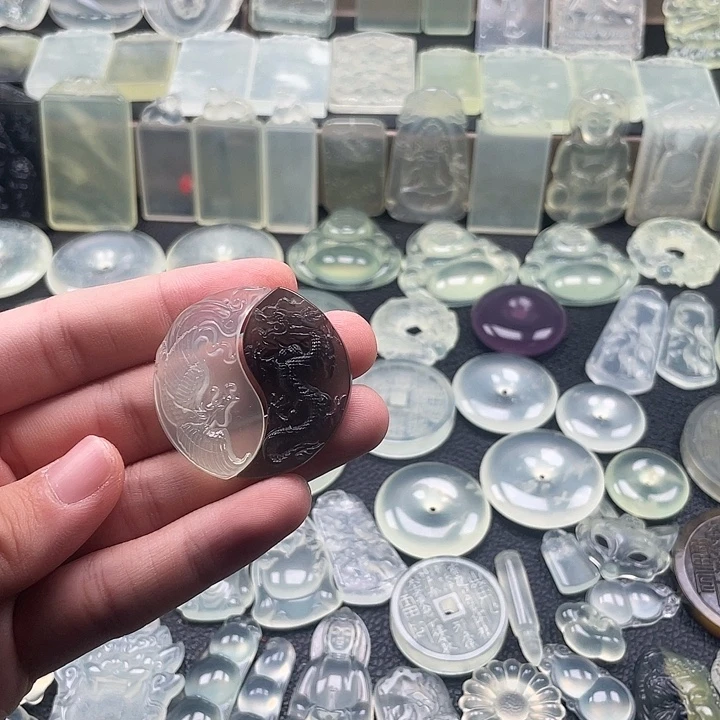 岫玉未镶嵌颈饰龙凤