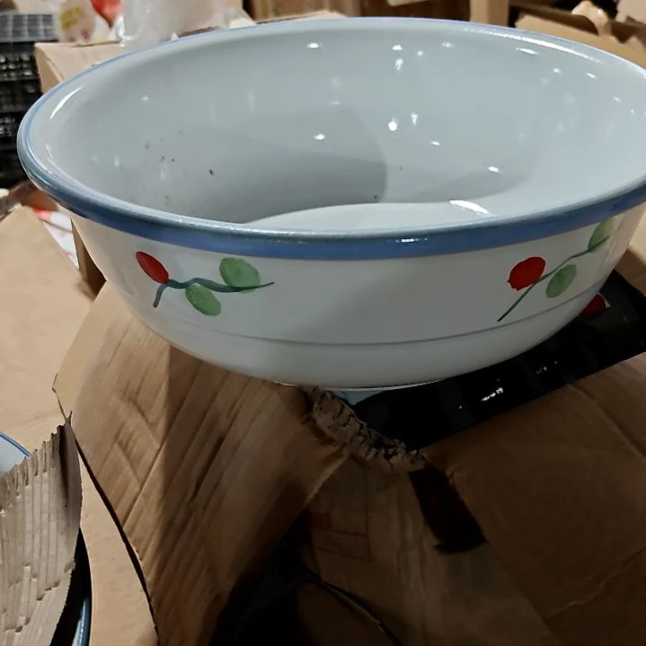 盘子碗茶壶啥都有
