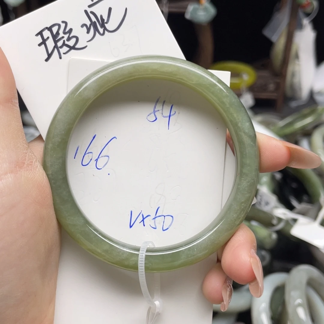 宁***阿和田玉未镶嵌手镯