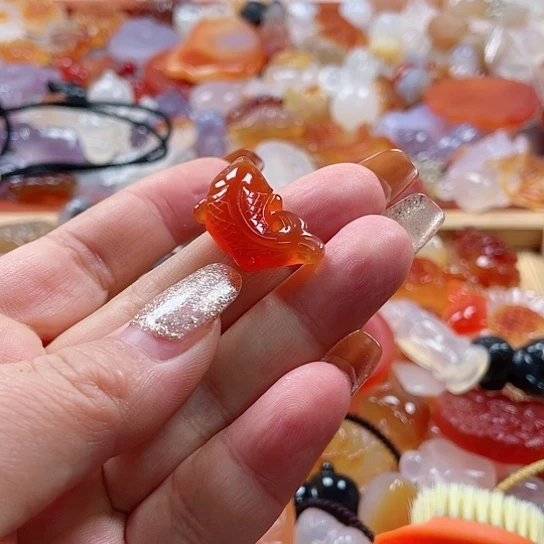 玛瑙/玉髓吊坠(赠链)未镶嵌平**?