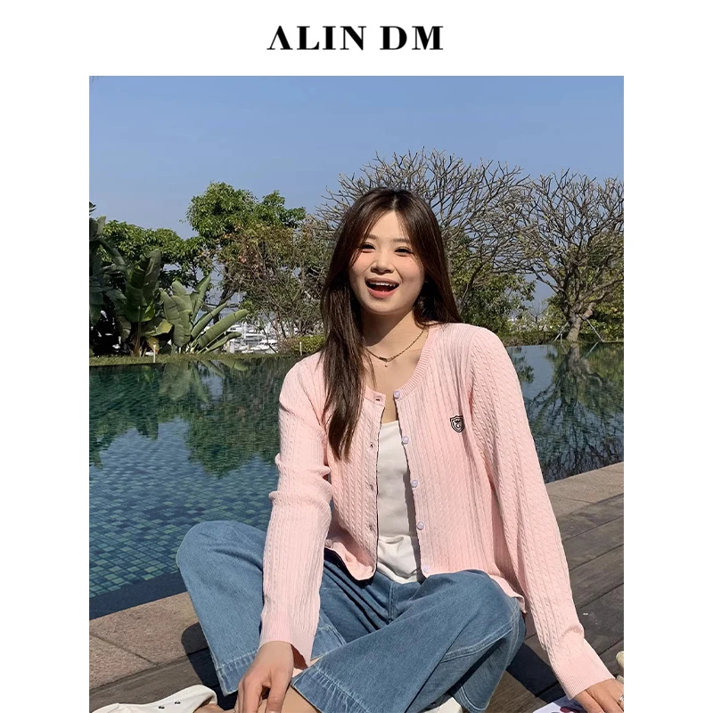 ALINDM【莉莉斯学院】大码胖mm徽章复古绞花针织开衫-L80205