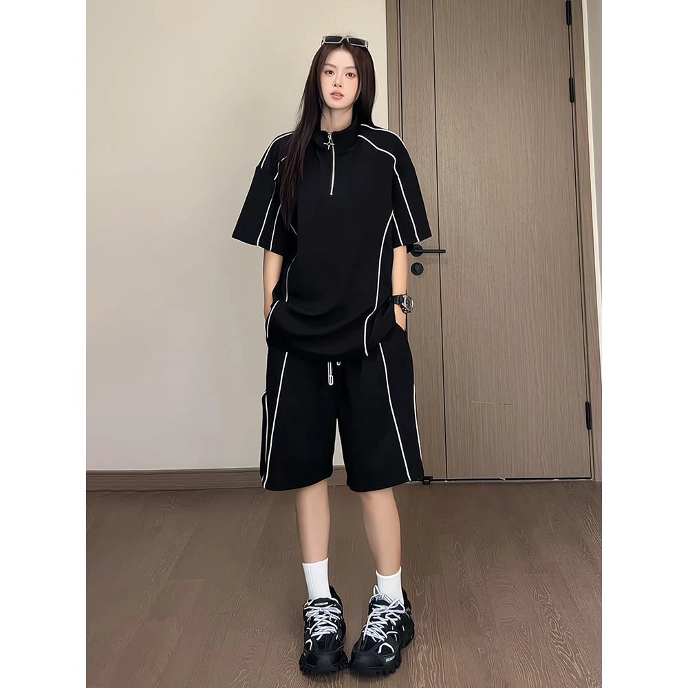 黑色半拉链条纹短袖polo衫男生搭配一整套肌理感短裤速干运动套装