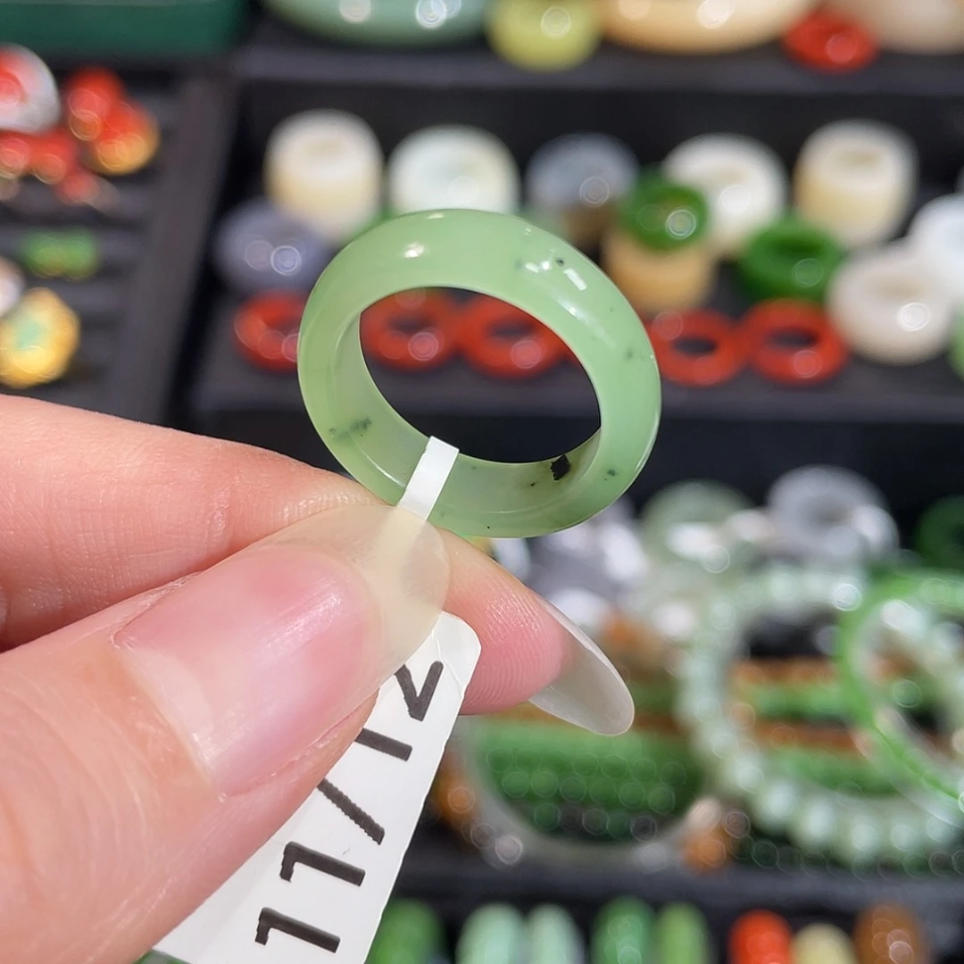 和田玉（碧玉）未镶嵌戒指内径16.1 碧玉果绿泥鳅背