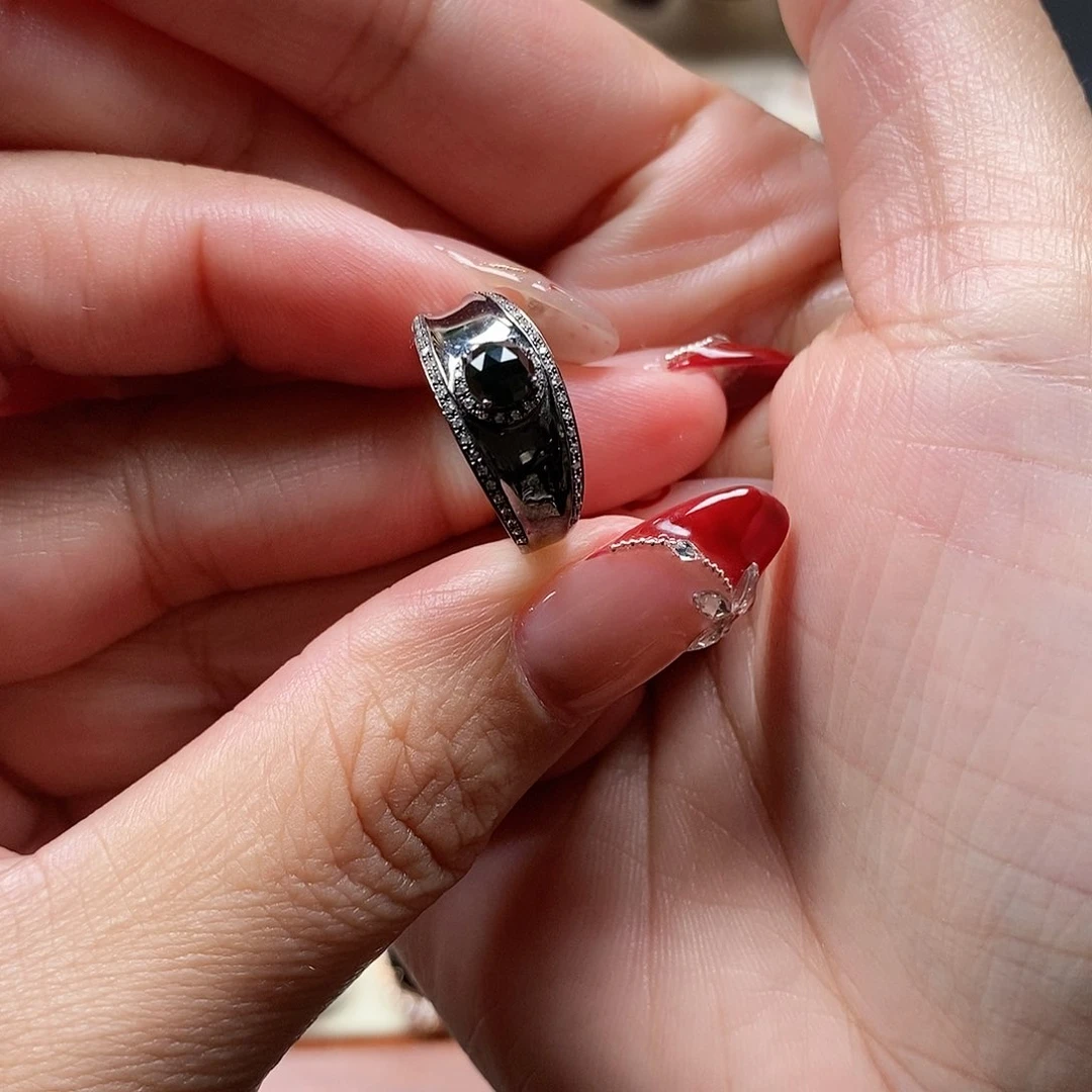 翡翠戒指18K金镶嵌墨翠