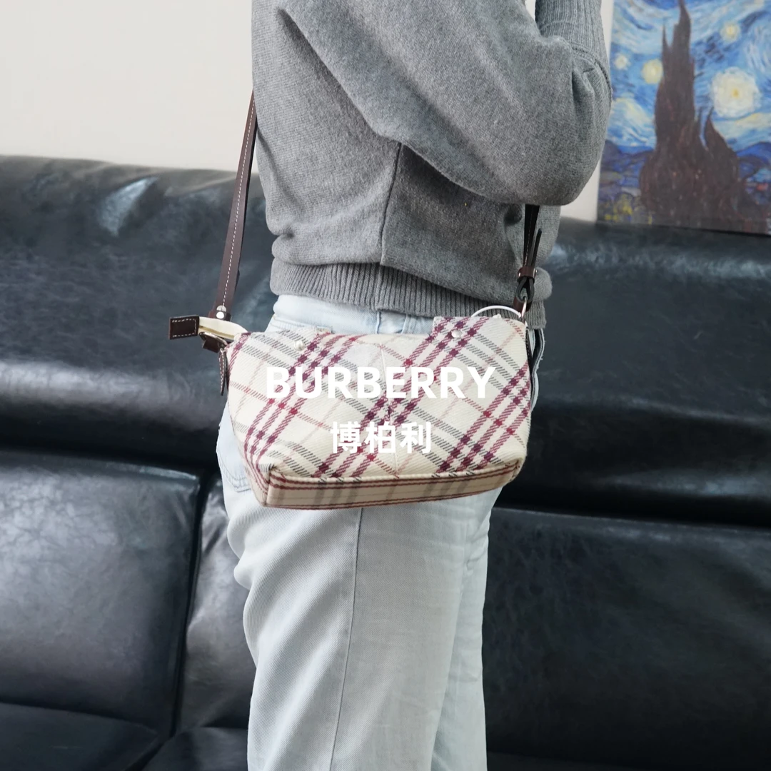 95新 BURBERRY/博柏利 巴宝莉/格纹斜挎包/FYHD01801001/1001