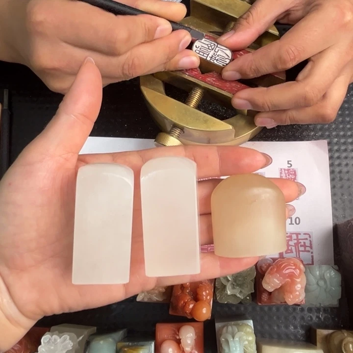 R***o青田石印石现场纯手工制作工艺精美