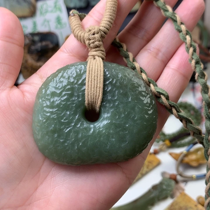 透闪石质玉挂件未镶嵌s****t