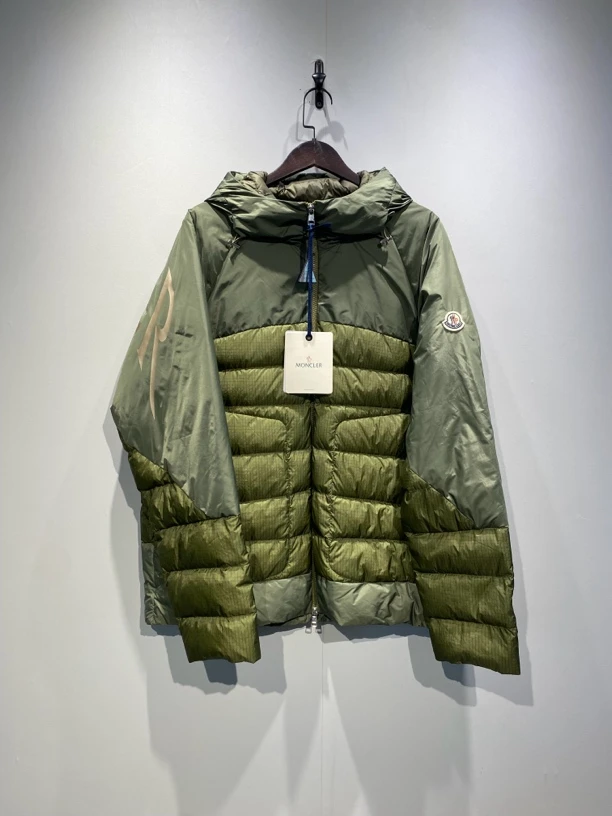 未使用 MONCLER 新款羽绒服男款军绿色 0507