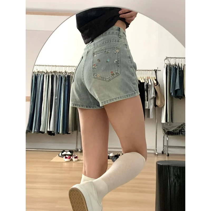 高腰花朵刺绣牛仔短裤女2025夏季新款小众设计感蓝色百搭a字热裤