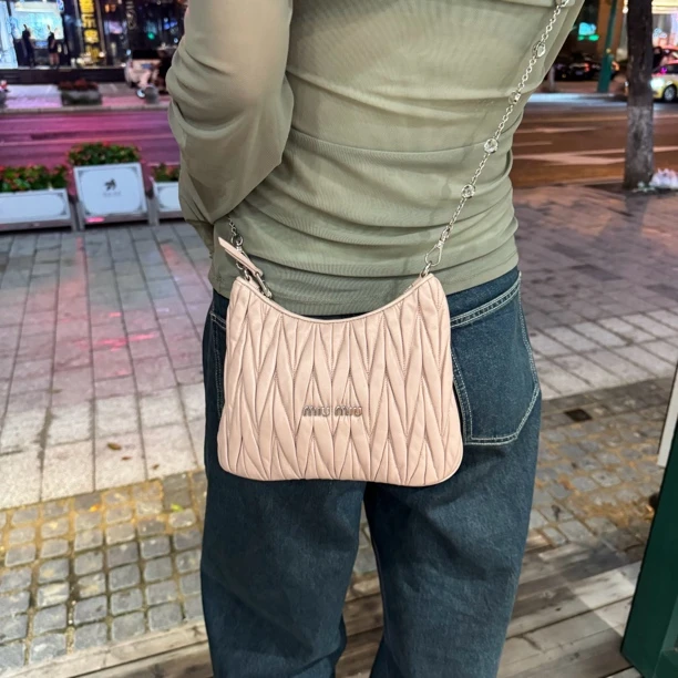 95新 MIU MIU/缪缪 缪缪 藕色宝石链条斜挎包芯片款