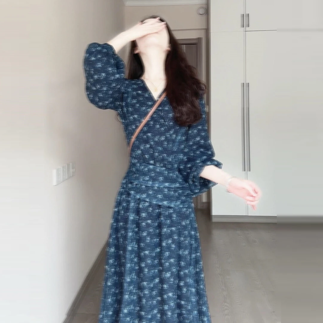 法式藏青色碎花连衣裙子女早秋季2025新款高级感收腰显瘦气质长裙