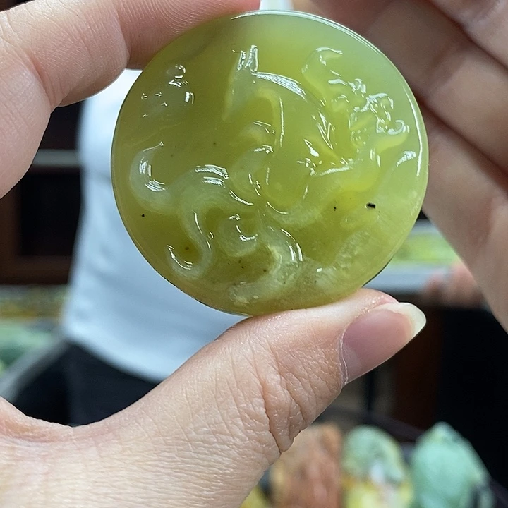 蛇纹石玉未镶嵌颈饰