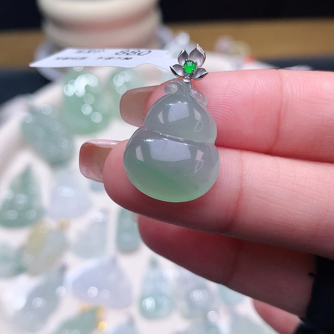 颈饰18K金镶嵌翡翠葫芦