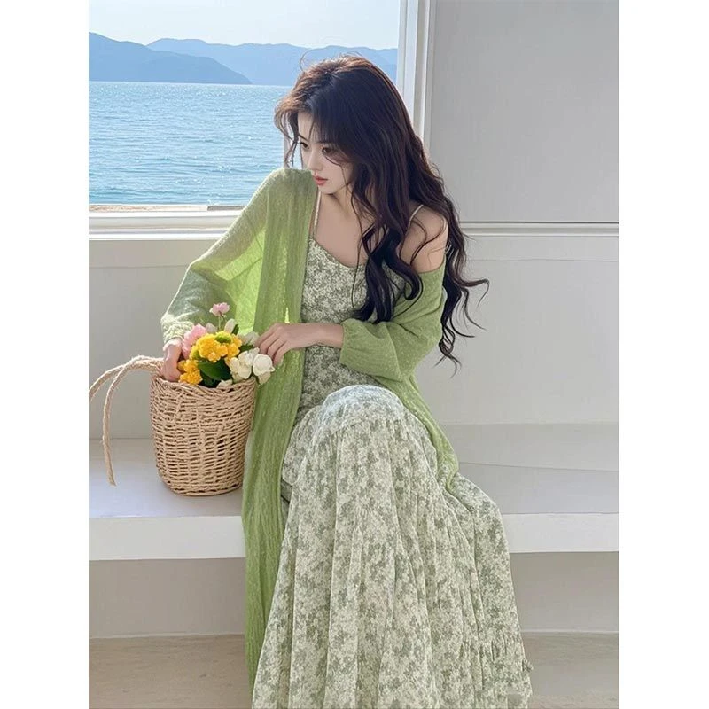 开春搭配一整套法式气质碎花吊带连衣裙绿色开衫度假风时尚套装女