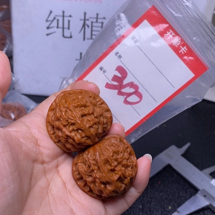 文玩核桃把件300，37白狮子