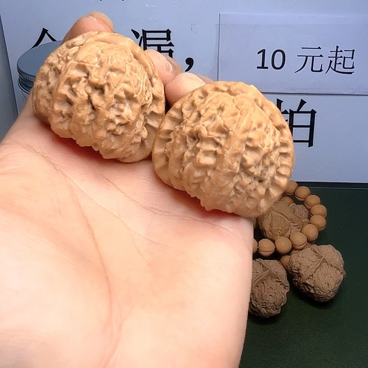吊坠文玩核桃44号，40+白狮子，有瑕