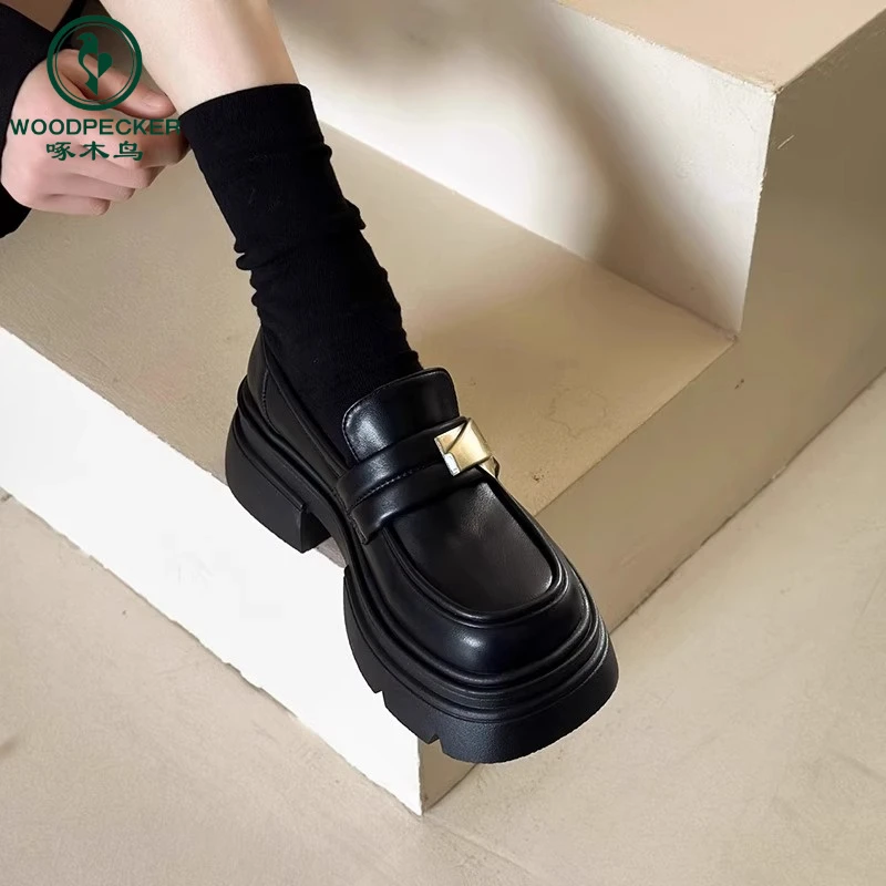 啄木鸟金属扣厚底2025小皮鞋女新款粗跟百搭松糕鞋一脚蹬乐福鞋