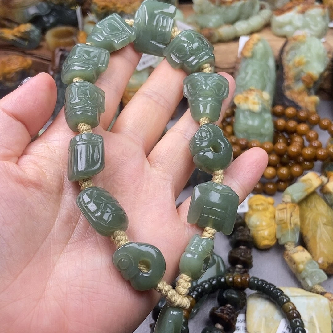 岫岩老玉（透闪石质玉）手持未镶嵌彬*