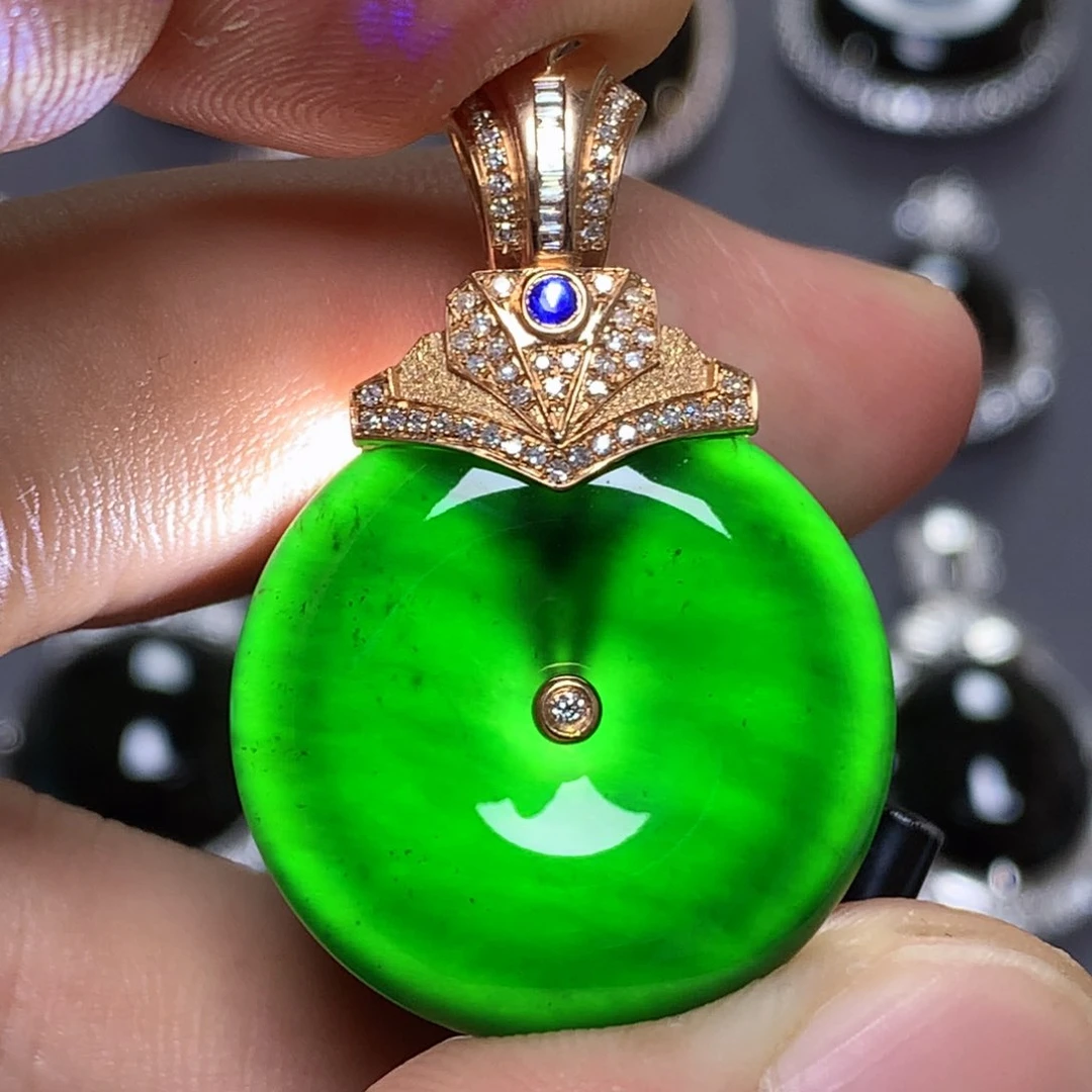 颈饰18K金镶嵌翡翠墨翠平安扣