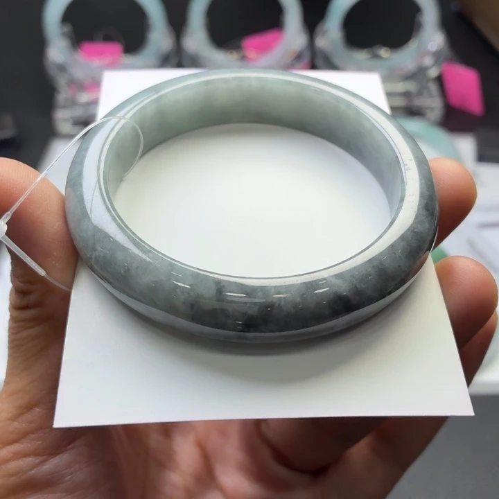 翡翠手镯未镶嵌翡翠手镯