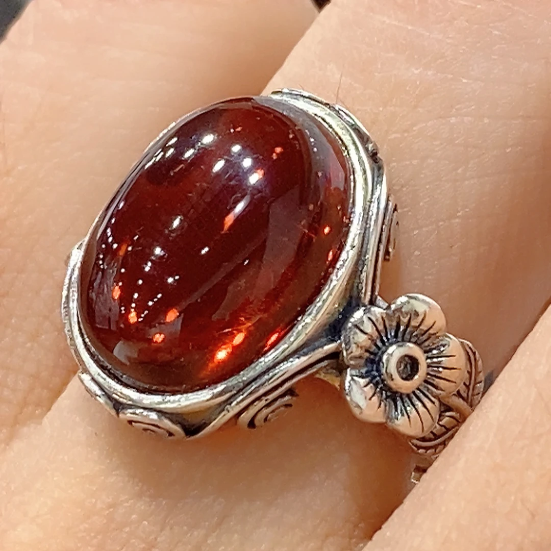 重工复古小花包边椭圆琥珀戒指