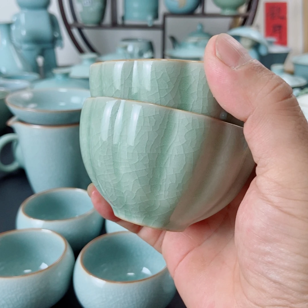 阿***龙壶一级品豆绿釉菊瓣杯两只