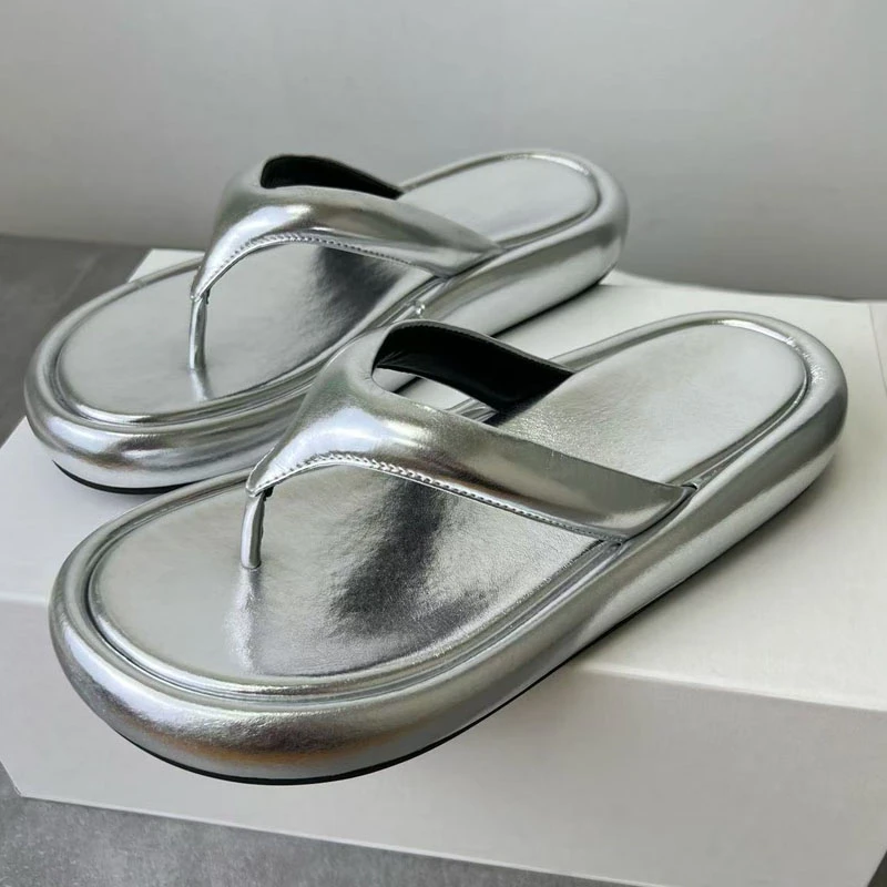 高品质网红人字拖鞋女2025新款厚底踩屎感羊皮软弹夹趾简约凉拖鞋