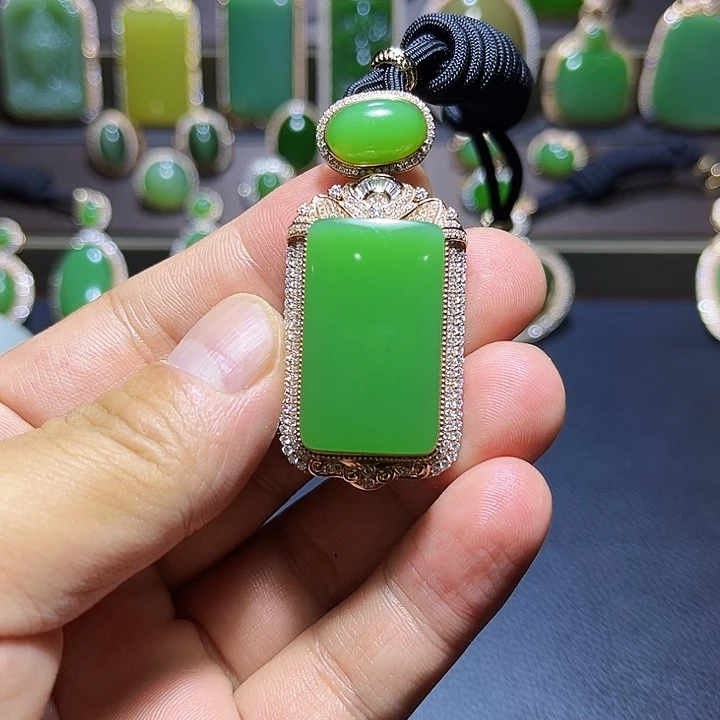 和田玉18K金镶嵌挂件莫*