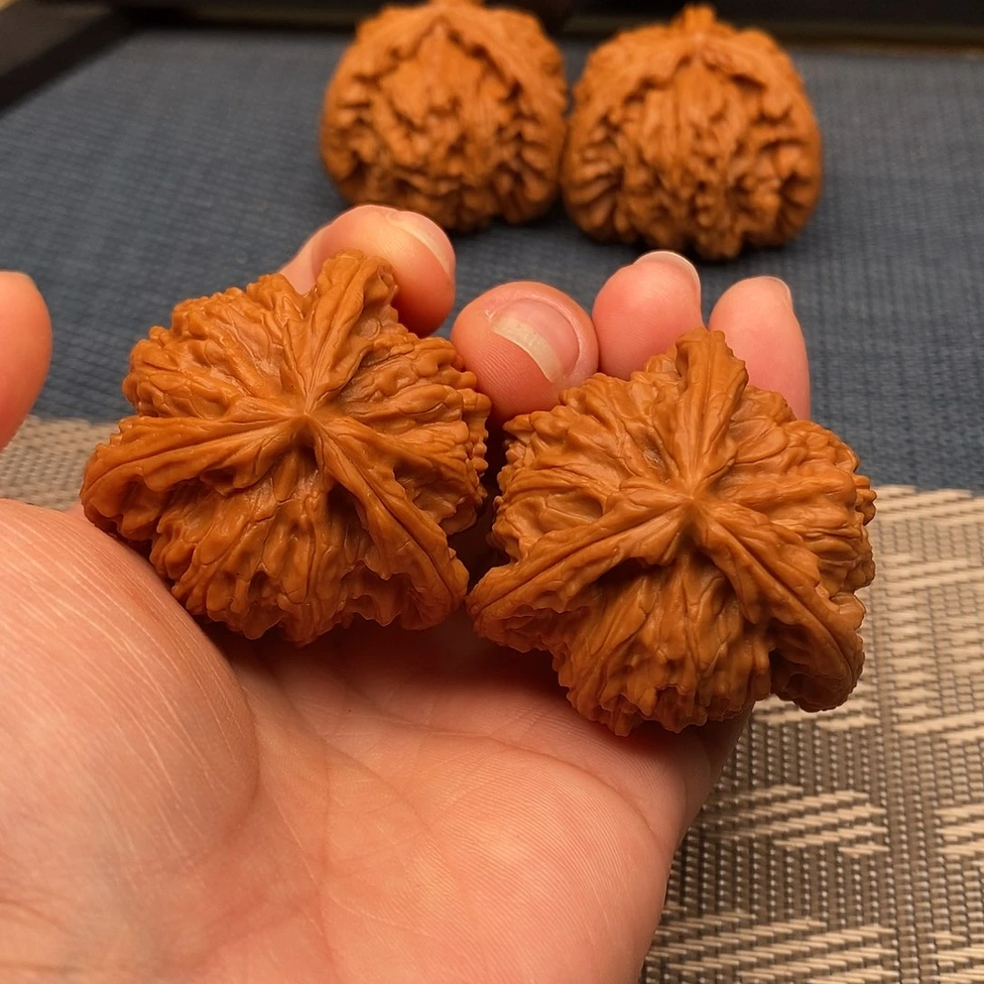 不***著文玩核桃吊坠三棱